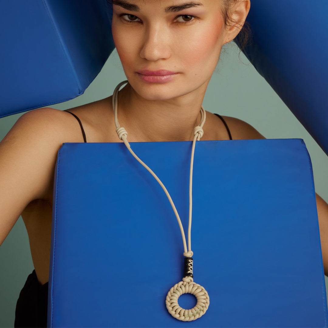 ＜センティ フラター ザ センシーズ＞レザーブレードサークル ロングネックレス/アイボリー