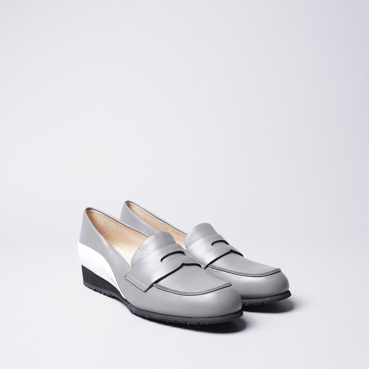 <IUI> Loafer / Navy x Black Enamel