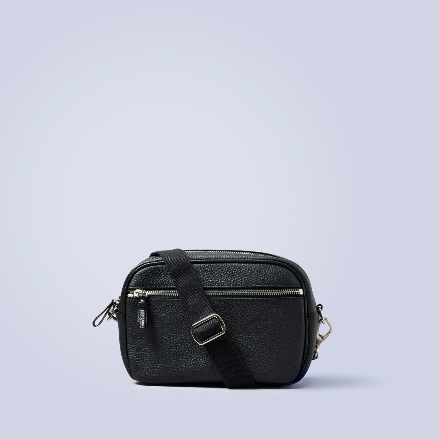 ＜LEZALI＞壓花迷你肩背包/黑色