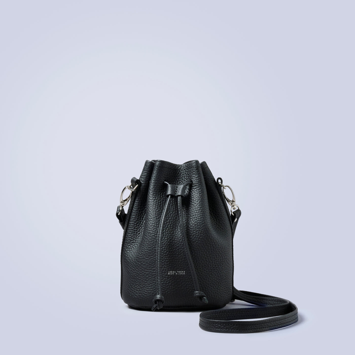 ＜LEZALI＞壓花迷你抽繩肩背包/天藍色