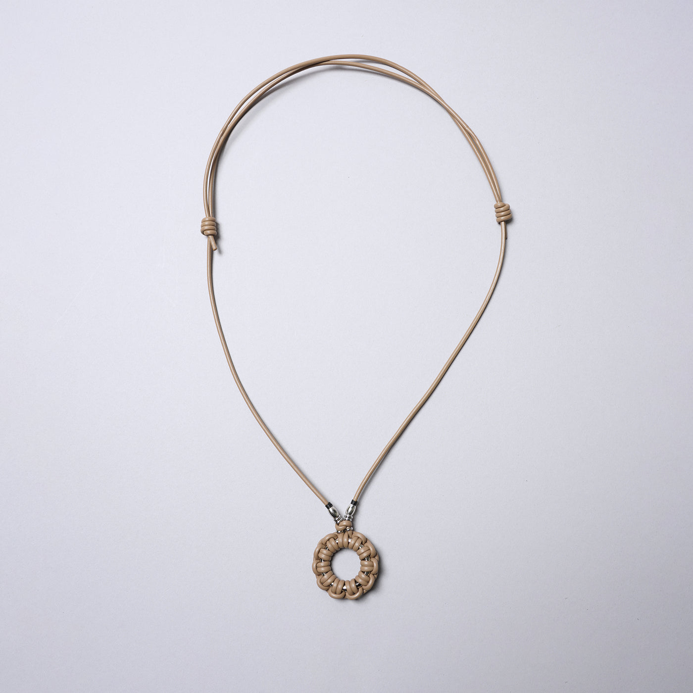 <SENTI FLATTER THE SENSES> Leather Blade Circle Necklace / Ivory