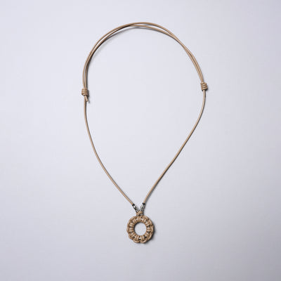 <SENTI FLATTER THE SENSES> Leather Blade Circle Necklace / Ivory