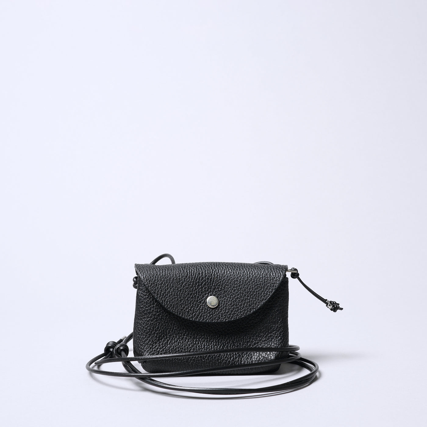 <SENTI FLATTER THE SENSES> Shrink Leather Neck Wallet / Black x Ivory