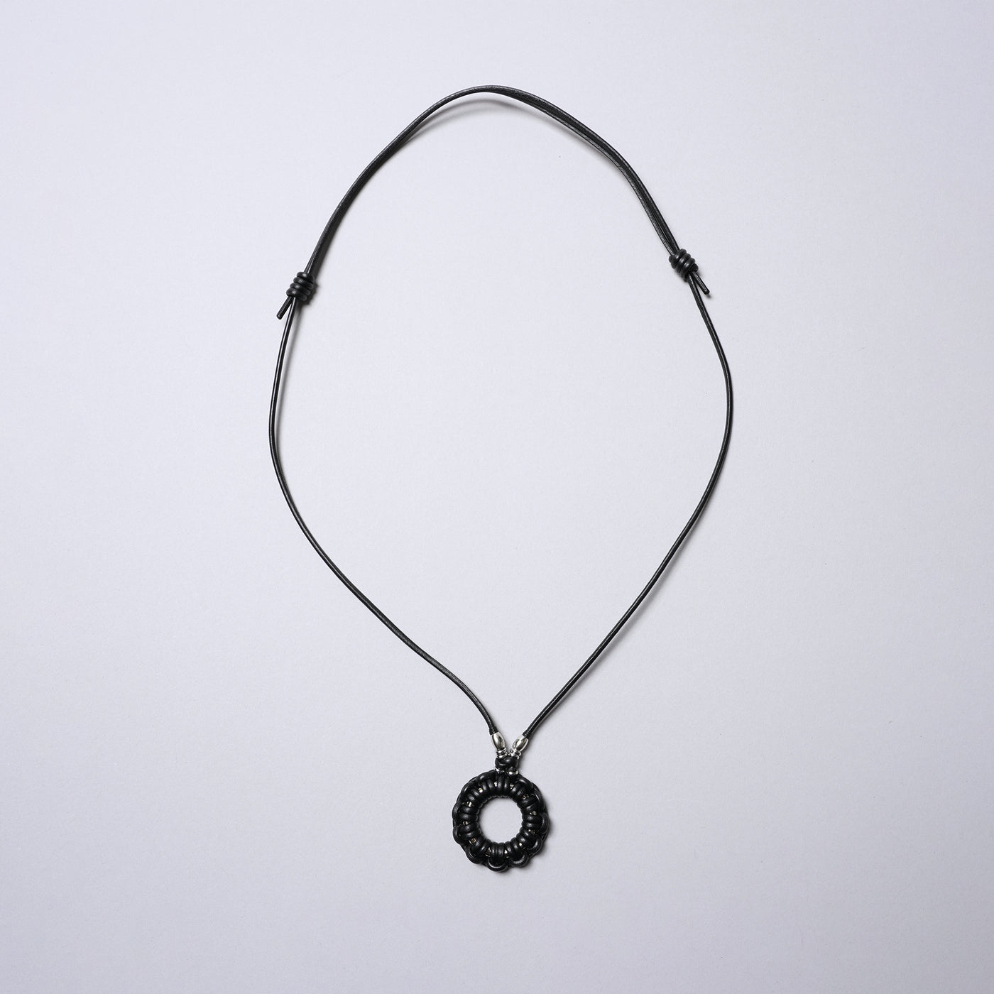 <SENTI FLATTER THE SENSES> Leather Blade Circle Necklace / Ivory