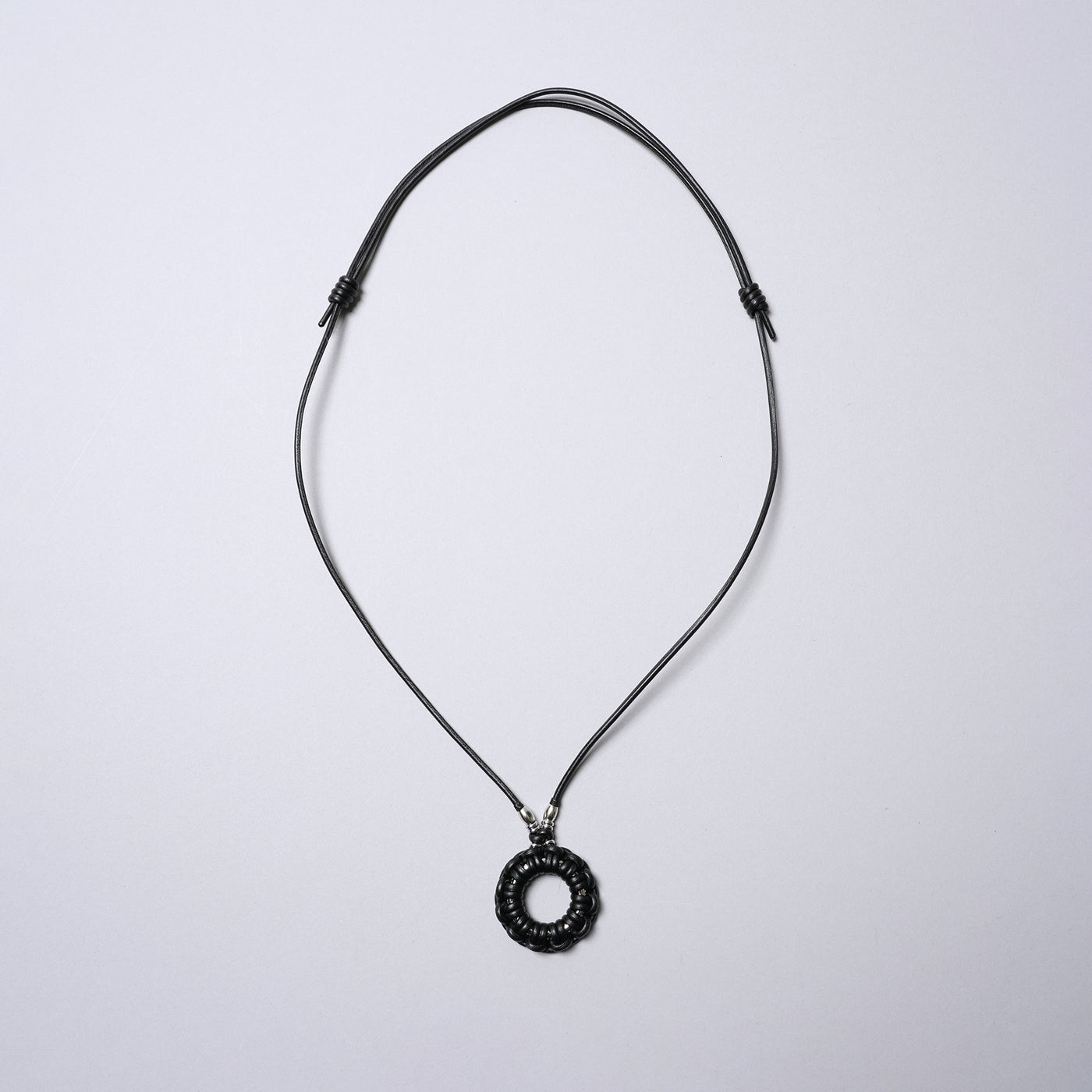 <SENTI FLATTER THE SENSES> Leather Blade Circle Necklace / Ivory
