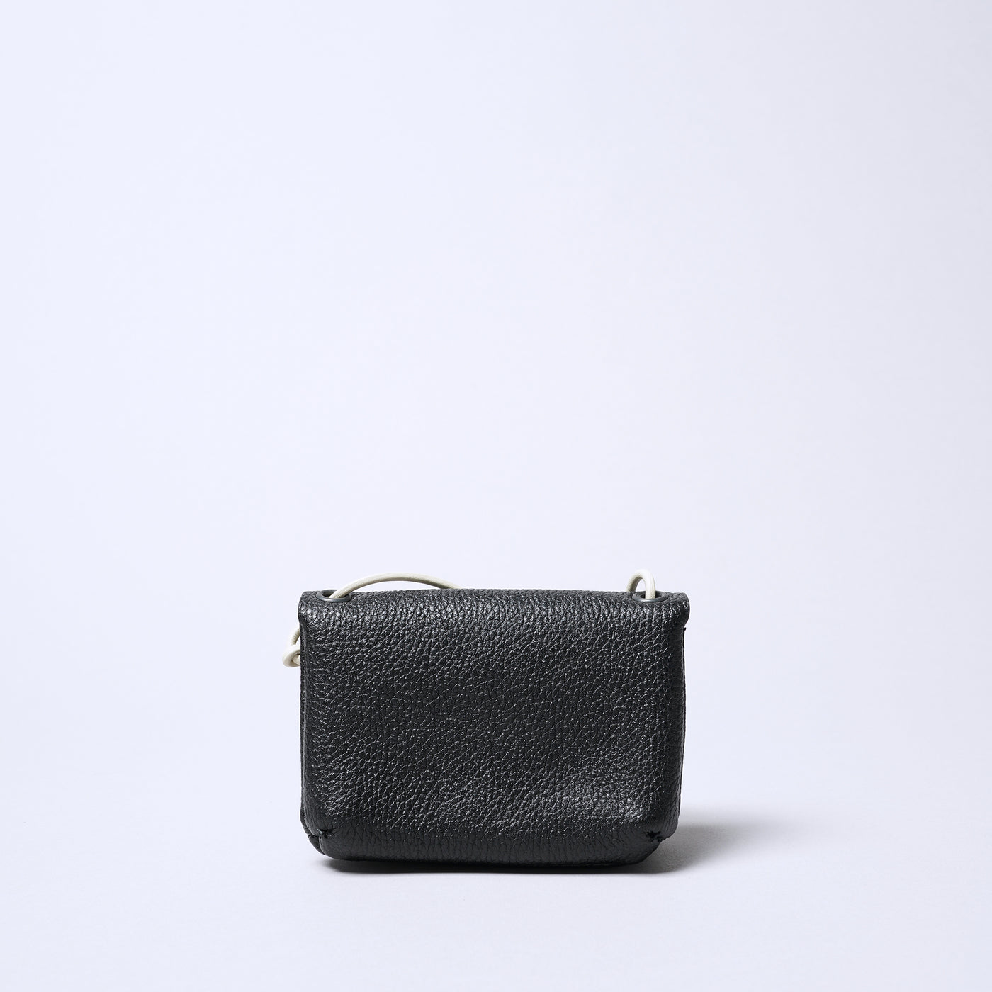 <SENTI FLATTER THE SENSES> Shrink Leather Neck Wallet / Ivory x Black