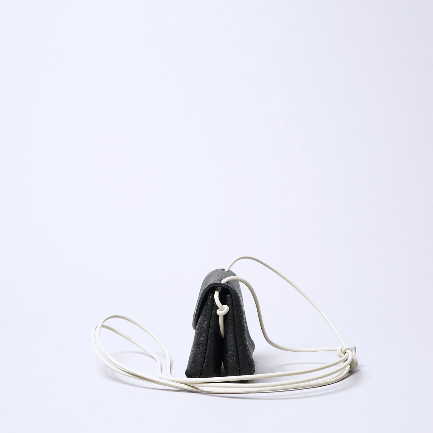<SENTI FLATTER THE SENSES> Shrink Leather Neck Wallet / Ivory x Black