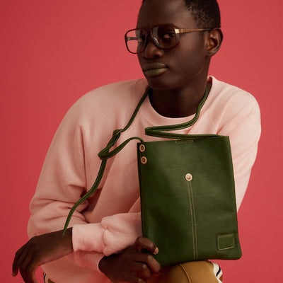 ＜レッセフェール＞ピエーザ 薄マチショルダーバッグ/グリーン