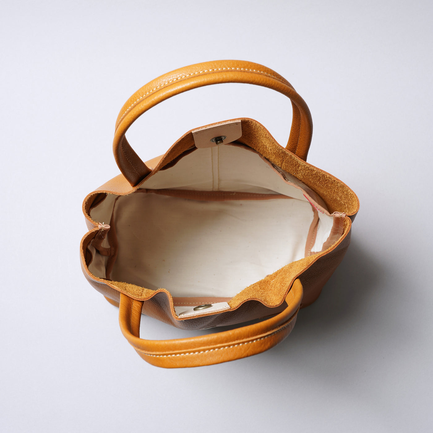 ＜レッセフェール＞ピエーザ ハンドバッグ/キャメル