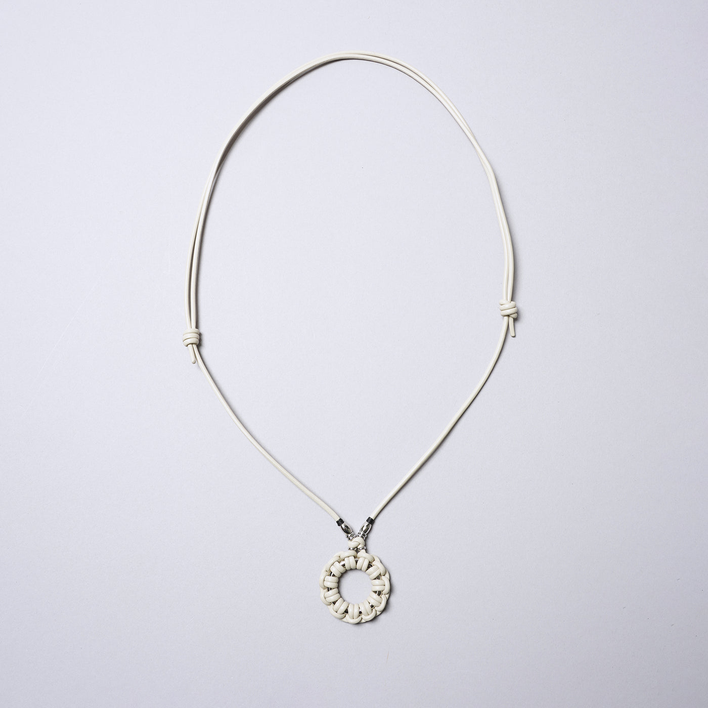 <SENTI FLATTER THE SENSES> Leather Blade Circle Necklace / Ivory