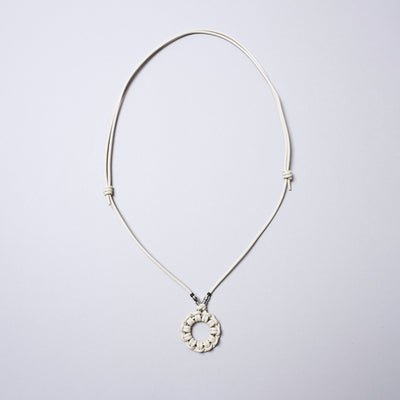 <SENTI FLATTER THE SENSES> Leather Blade Circle Necklace / Ivory