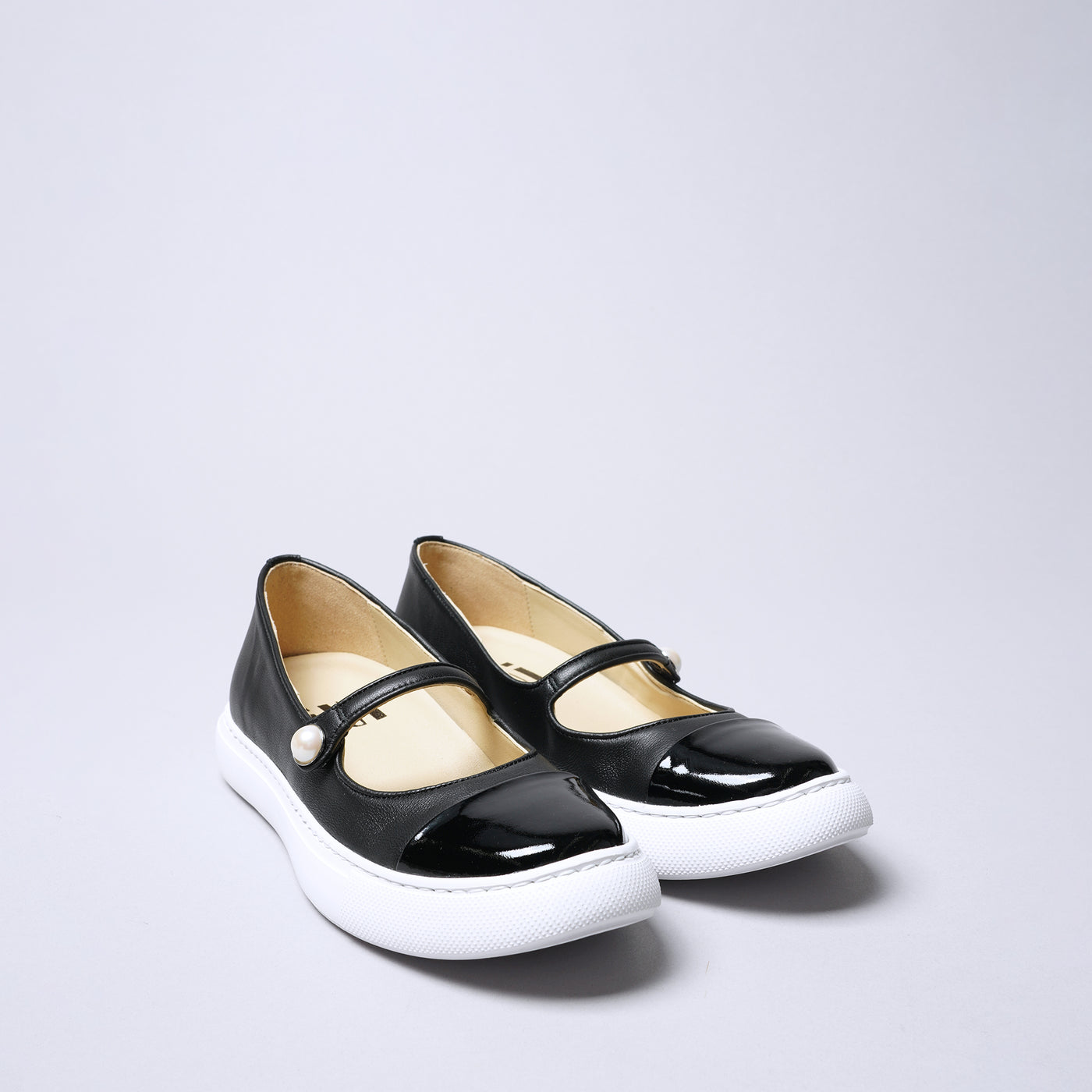 ＜IUI＞單扣帶球鞋/黑色×黑色