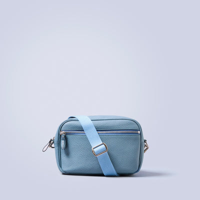 ＜LEZALI＞壓花迷你肩背包/黑色