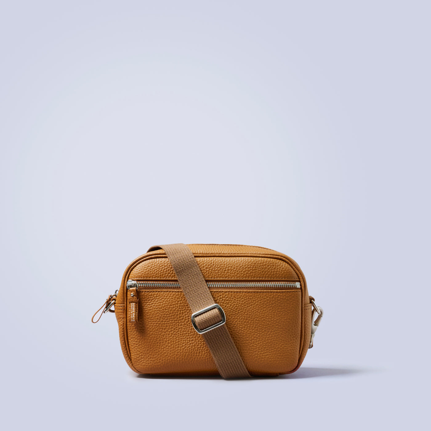 ＜LEZALI＞壓花迷你肩背包/灰褐色