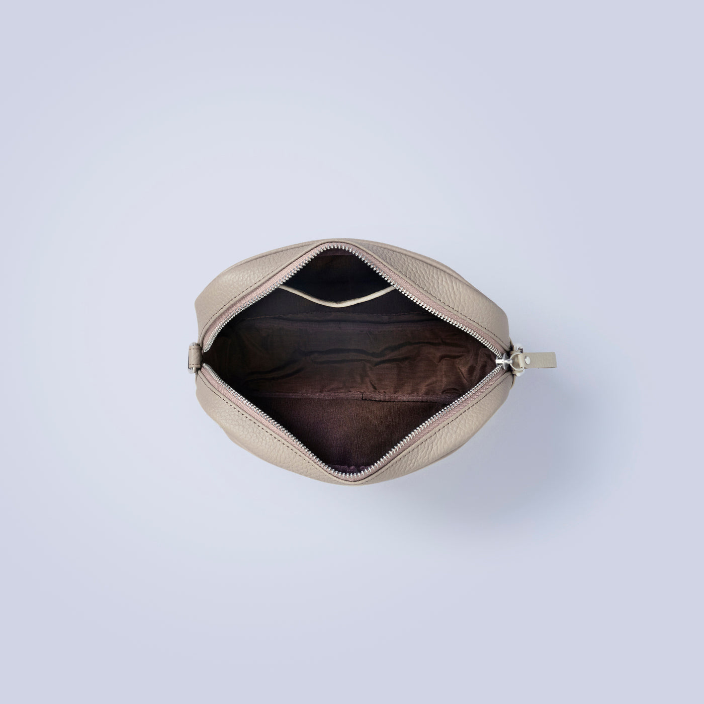 ＜LEZALI＞壓花迷你肩背包/灰褐色