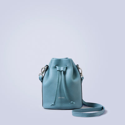 ＜LEZALI＞壓花迷你抽繩肩背包/天藍色