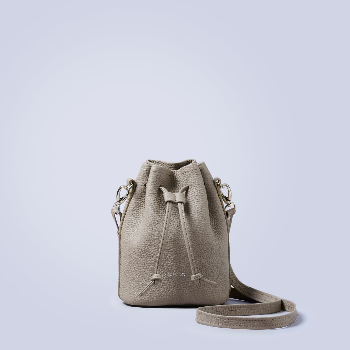 ＜LEZALI＞壓花迷你抽繩肩背包/天藍色