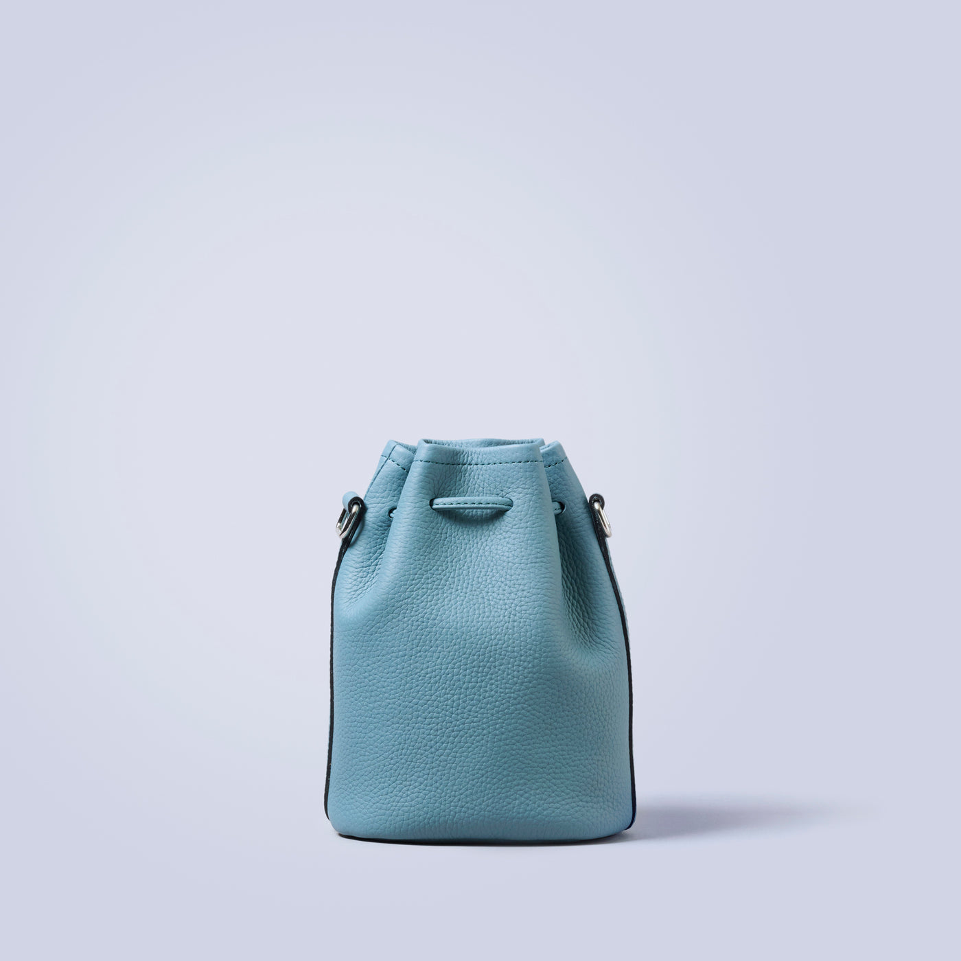 ＜LEZALI＞壓花迷你抽繩肩背包/天藍色