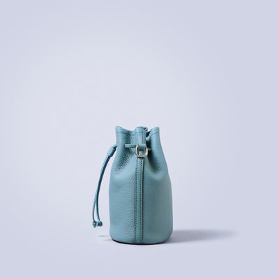 ＜LEZALI＞壓花迷你抽繩肩背包/天藍色