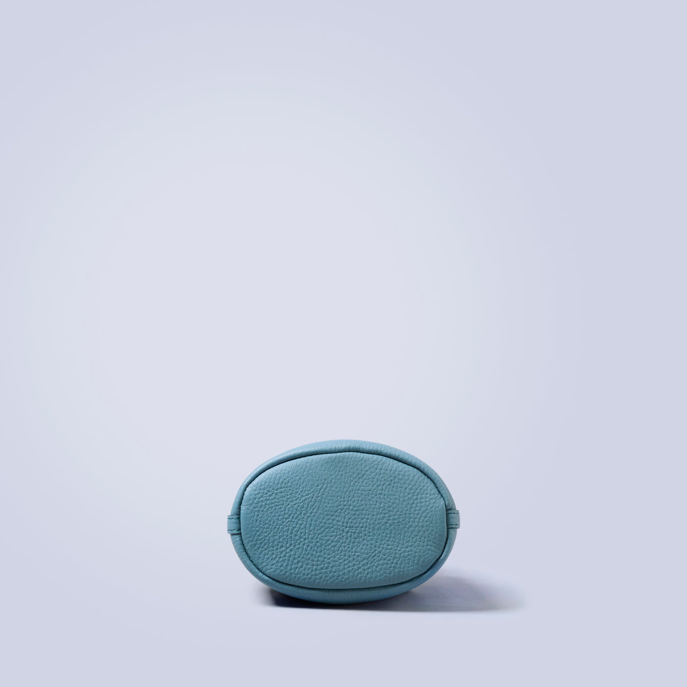 ＜LEZALI＞壓花迷你抽繩肩背包/天藍色