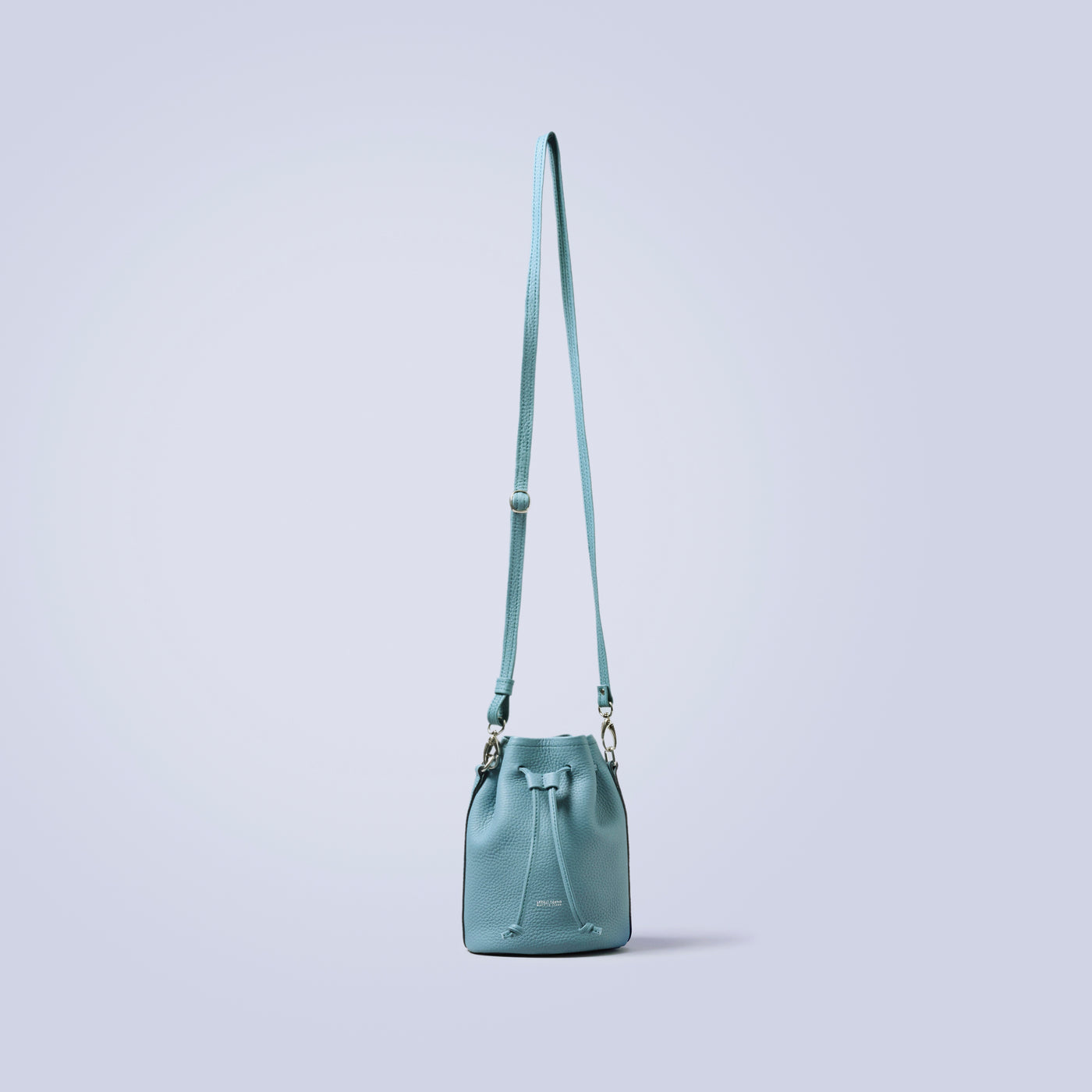 ＜LEZALI＞壓花迷你抽繩肩背包/天藍色