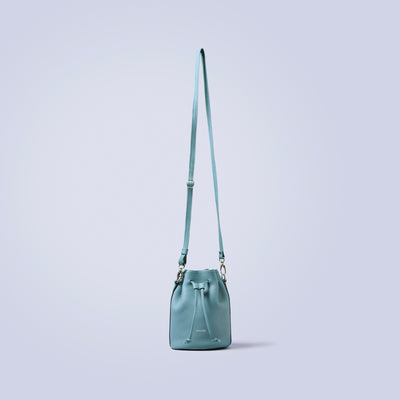 ＜LEZALI＞壓花迷你抽繩肩背包/天藍色