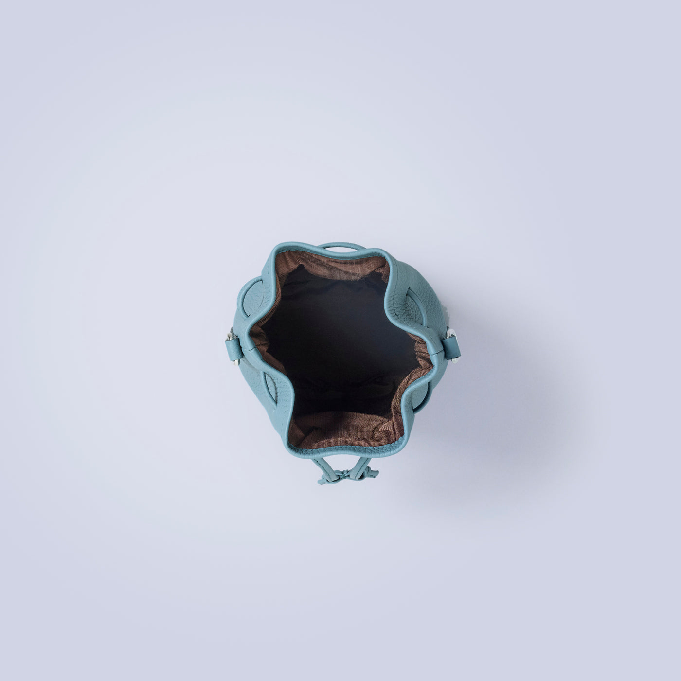 ＜LEZALI＞壓花迷你抽繩肩背包/天藍色