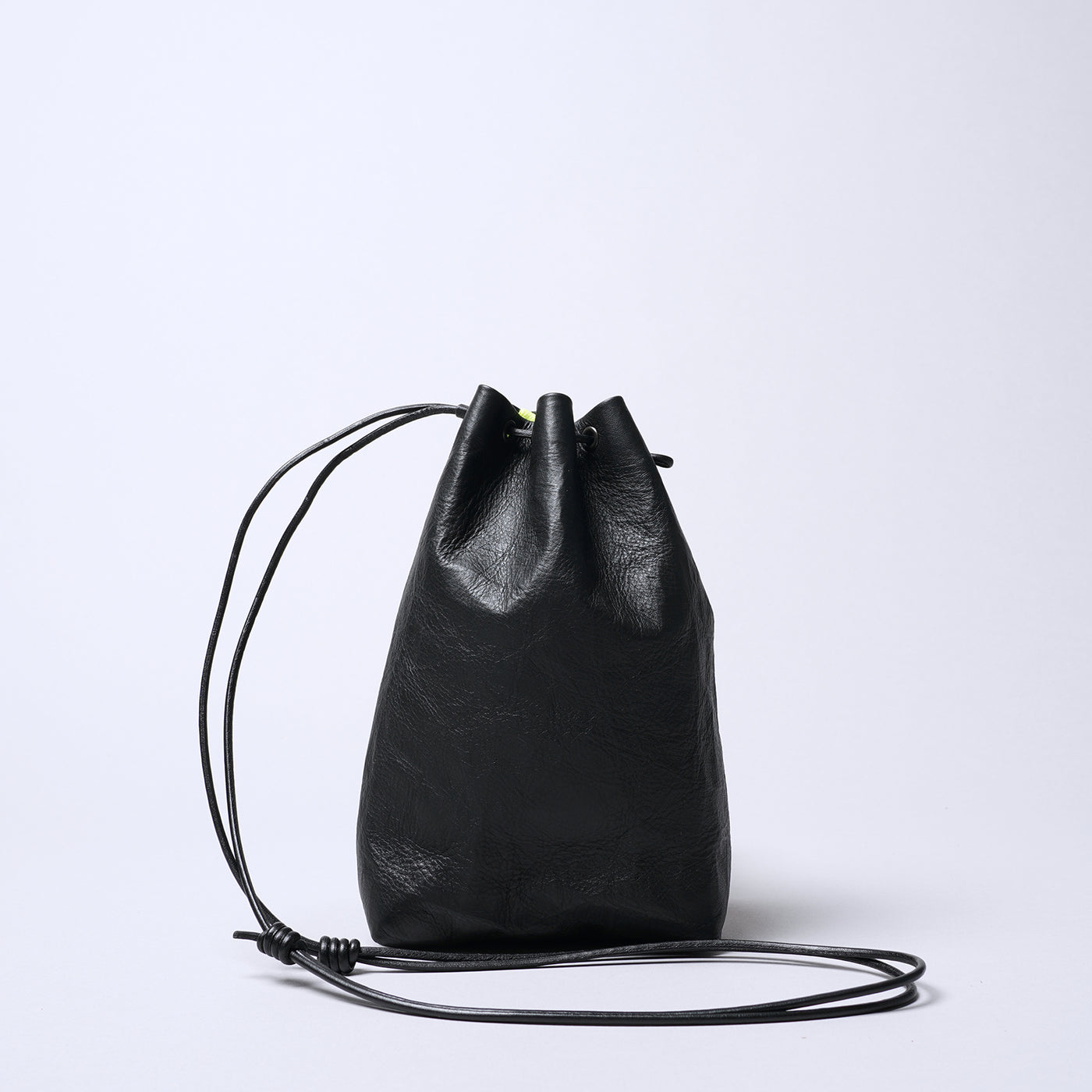 <SENTI FLATTER THE SENSES> Super Lightweight Dyneema Leather Drawstring Bag M  / Black x Camel