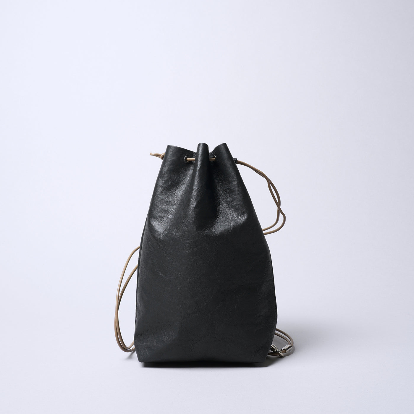 <SENTI FLATTER THE SENSES> Super Lightweight Dyneema Leather Drawstring Bag L  / Black x Camel
