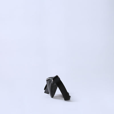 <SENTI FLATTER THE SENSES> Shrink Leather Neck Wallet Flat Body Bag / Black
