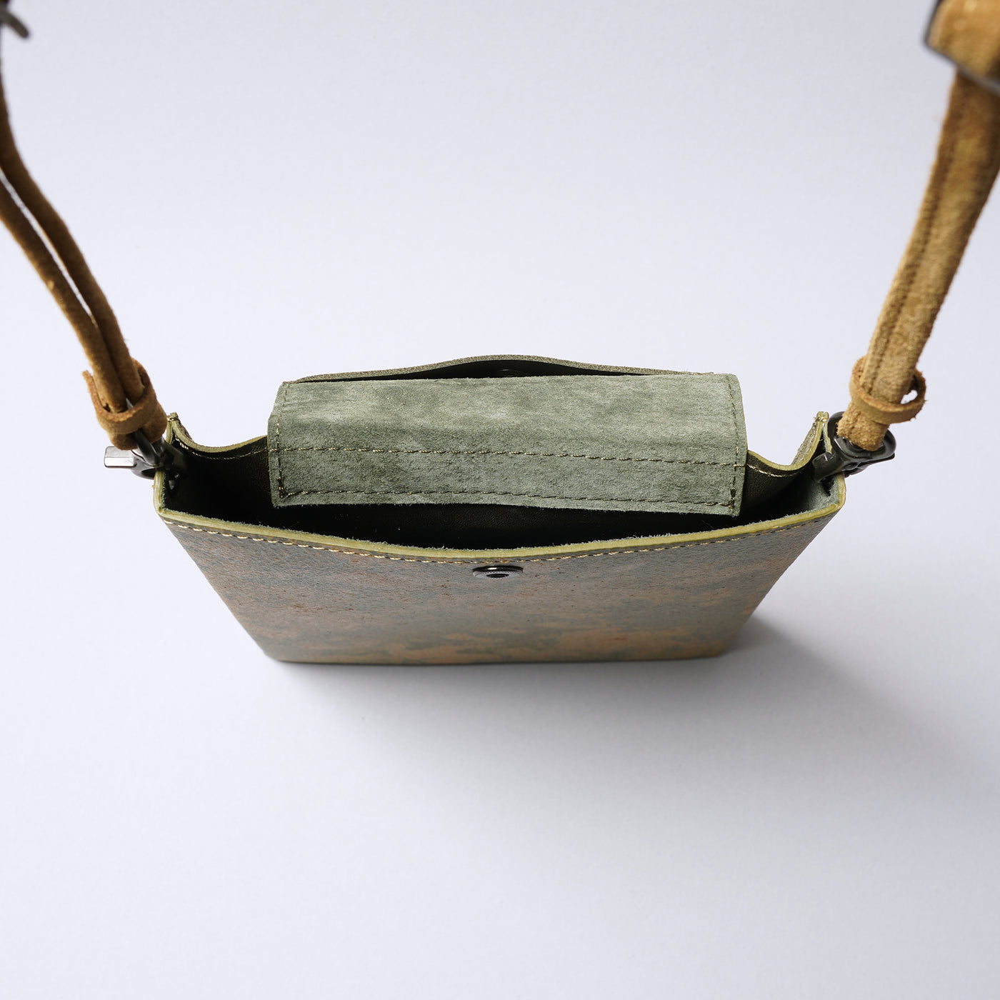 ＜ケウ＞スキニーケース M（8.5inch）/赤銅錆