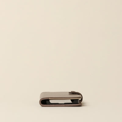 ＜カルドトーキョージャパン＞ CROSSOVER iPhoneケース (iPhone13)/ブラックグレー