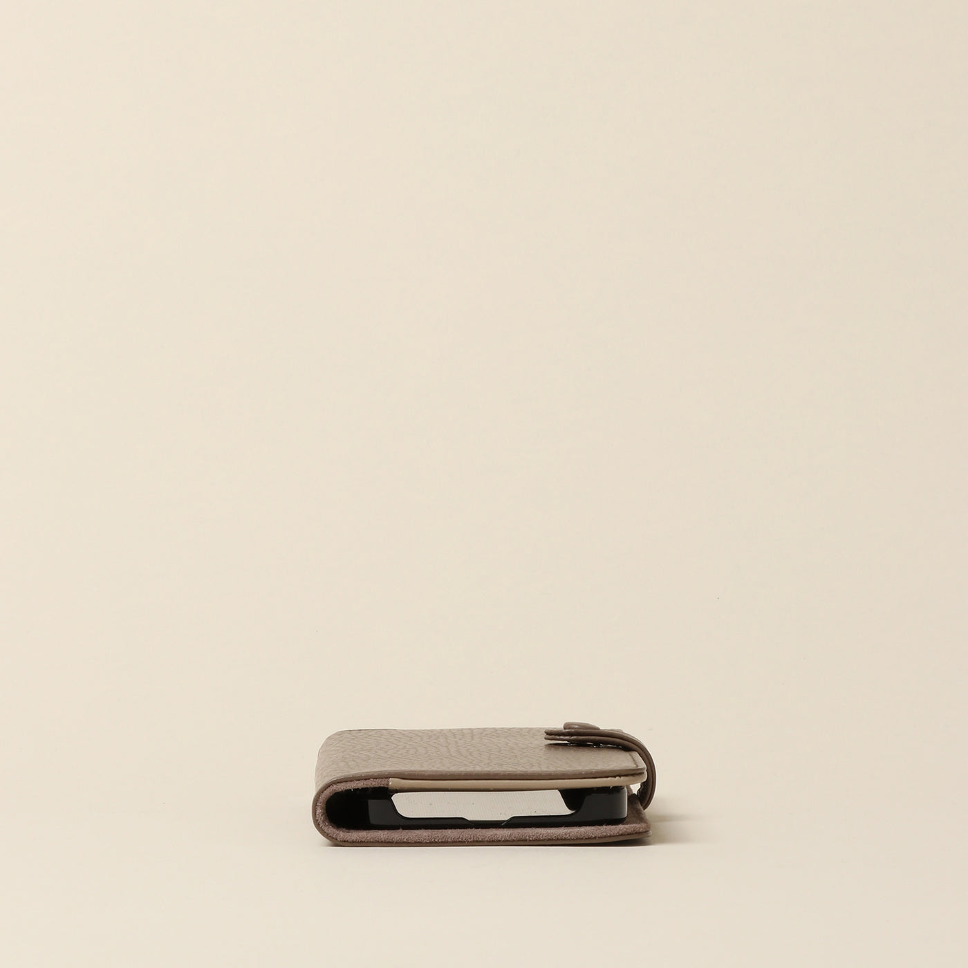 ＜カルドトーキョージャパン＞ CROSSOVER iPhoneケース (iPhone13)/ピンクグレイ
